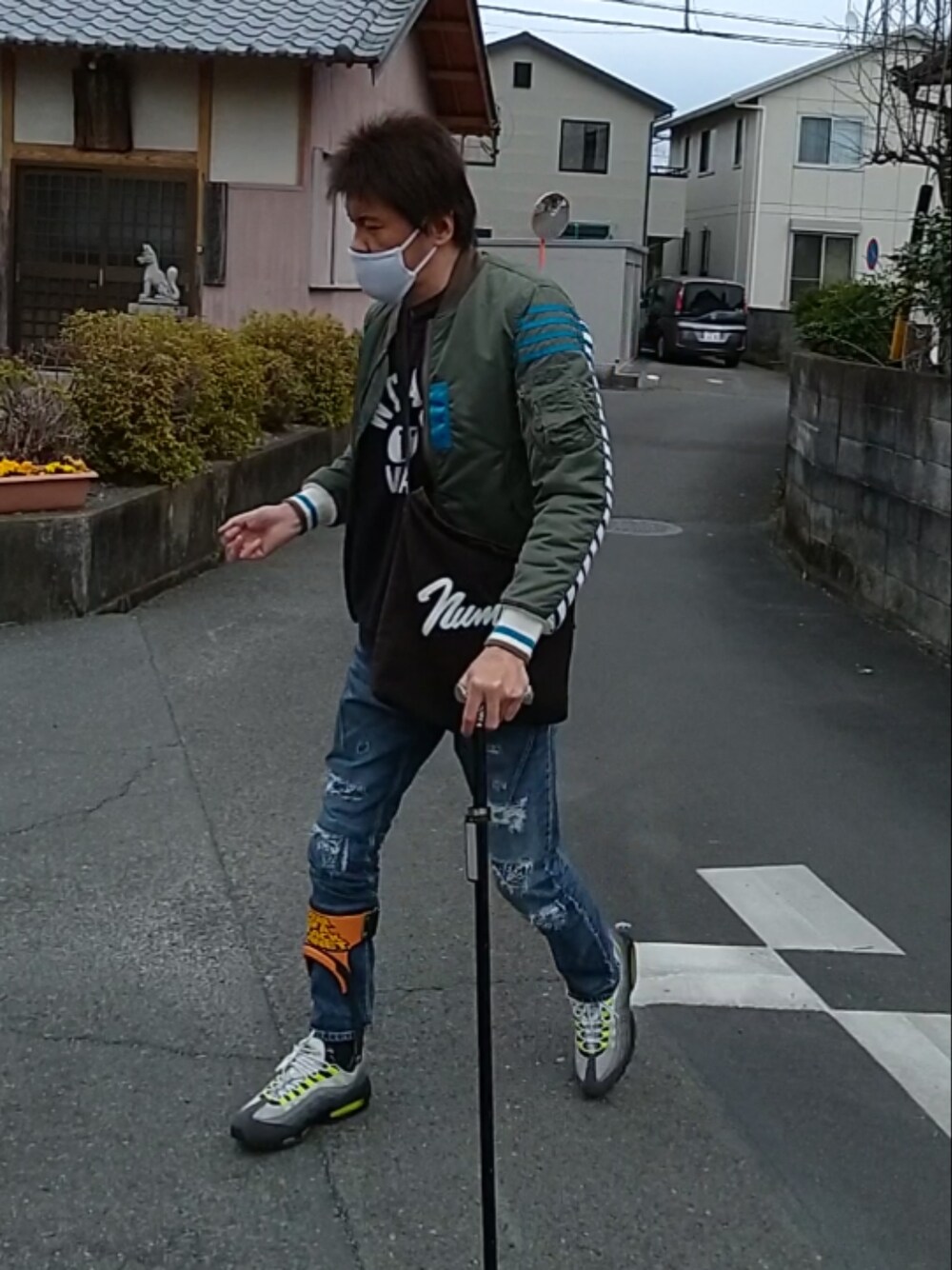 「ウォーキングスタイル」｜「WTAPSのダブルタップス（マスク、ホワイト系）」を使った、🤘hiroyuki🤘さん（メンズ・181cm）の春コーディネートの1枚目の写真