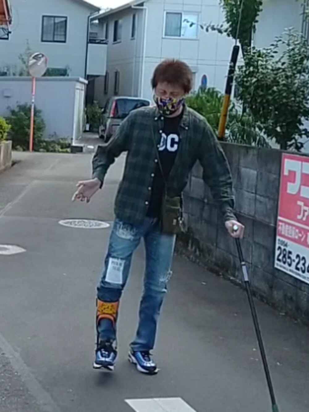 「ウォーキングスタイル」｜「A BATHING APEのアイテム（マスク、イエロー系）」を使った、🤘hiroyuki🤘さん（メンズ・181cm）の秋コーディネートの1枚目の写真
