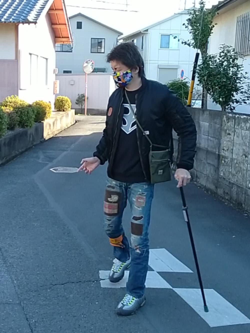 「ウォーキングスタイル」｜「A BATHING APEのアイテム（マスク、イエロー系）」を使った、🤘hiroyuki🤘さん（メンズ・181cm）の冬コーディネートの1枚目の写真