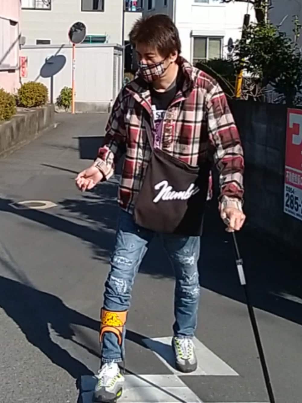 「ウォーキングスタイル」｜「A BATHING APEのアイテム（マスク、ブラウン系）」を使った、🤘hiroyuki🤘さん（メンズ・181cm）の冬コーディネートの1枚目の写真
