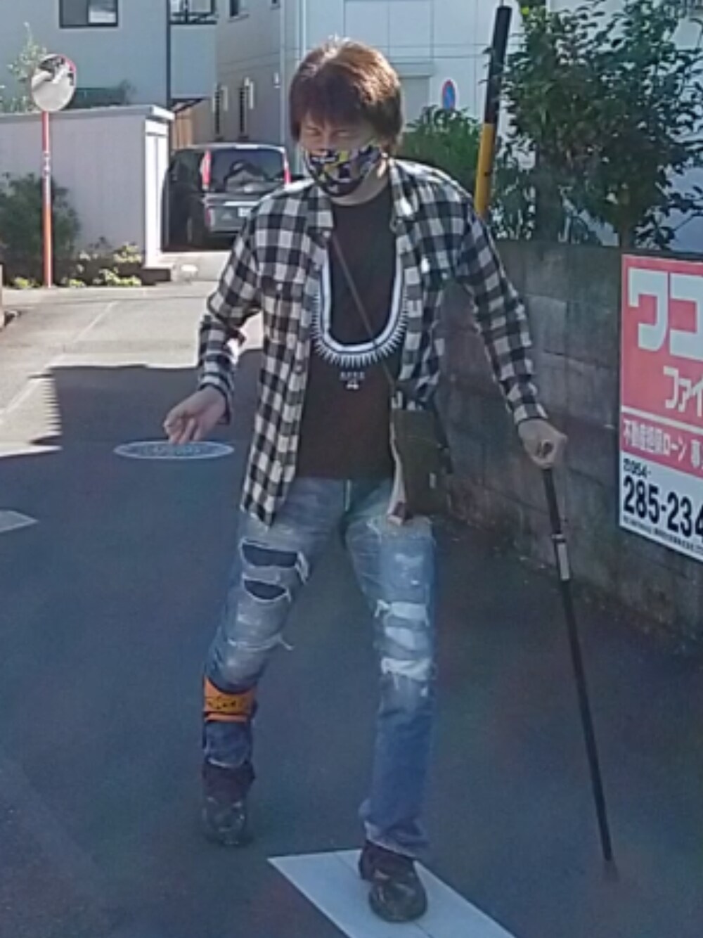「ウォーキングスタイル」｜「A BATHING APEのアイテム（マスク、イエロー系）」を使った、🤘hiroyuki🤘さん（メンズ・181cm）の秋コーディネートの1枚目の写真