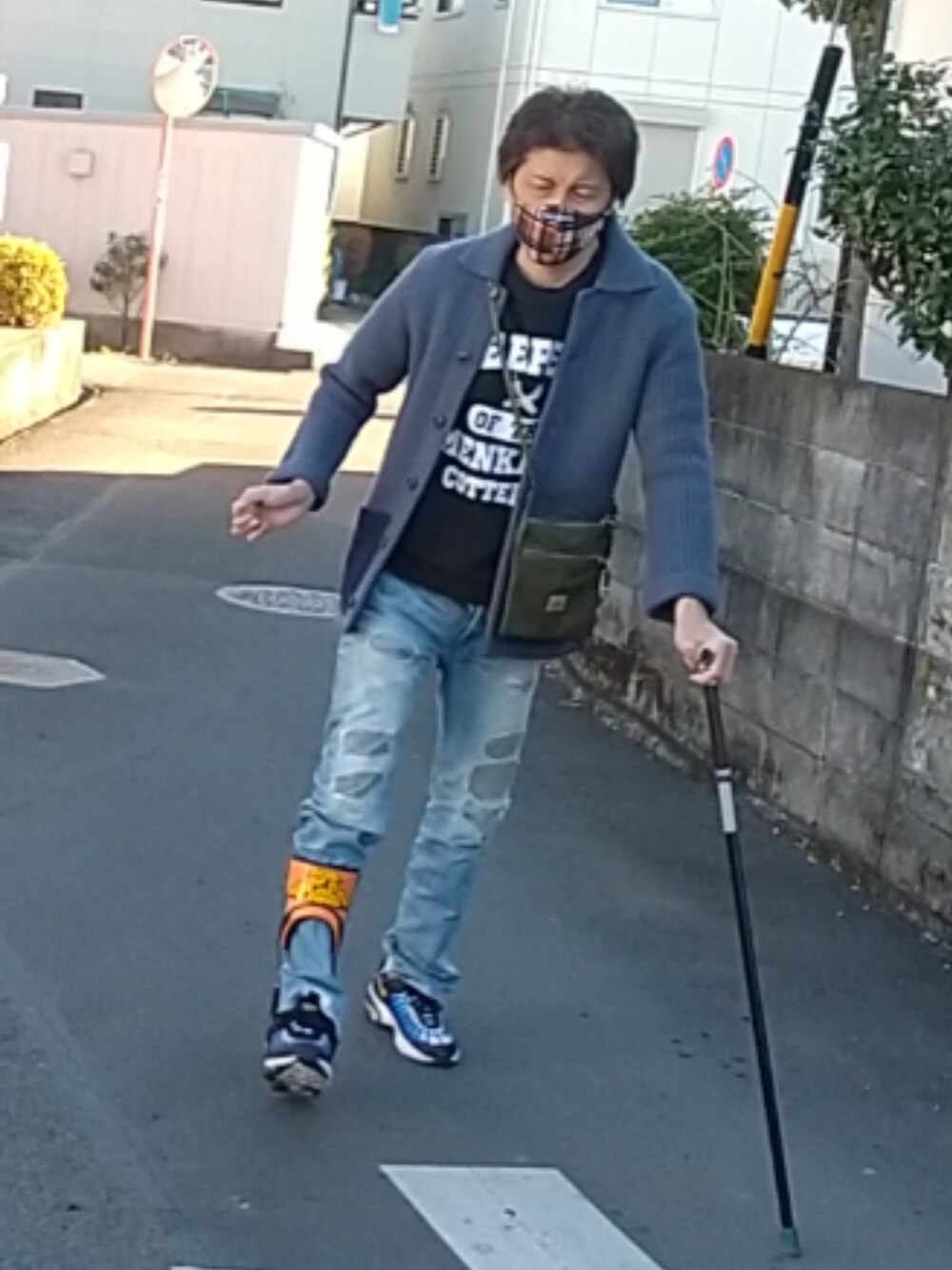 「ウォーキングスタイル」｜「A BATHING APEのアイテム（マスク、ブラウン系）」を使った、🤘hiroyuki🤘さん（メンズ・181cm）の冬コーディネートの1枚目の写真