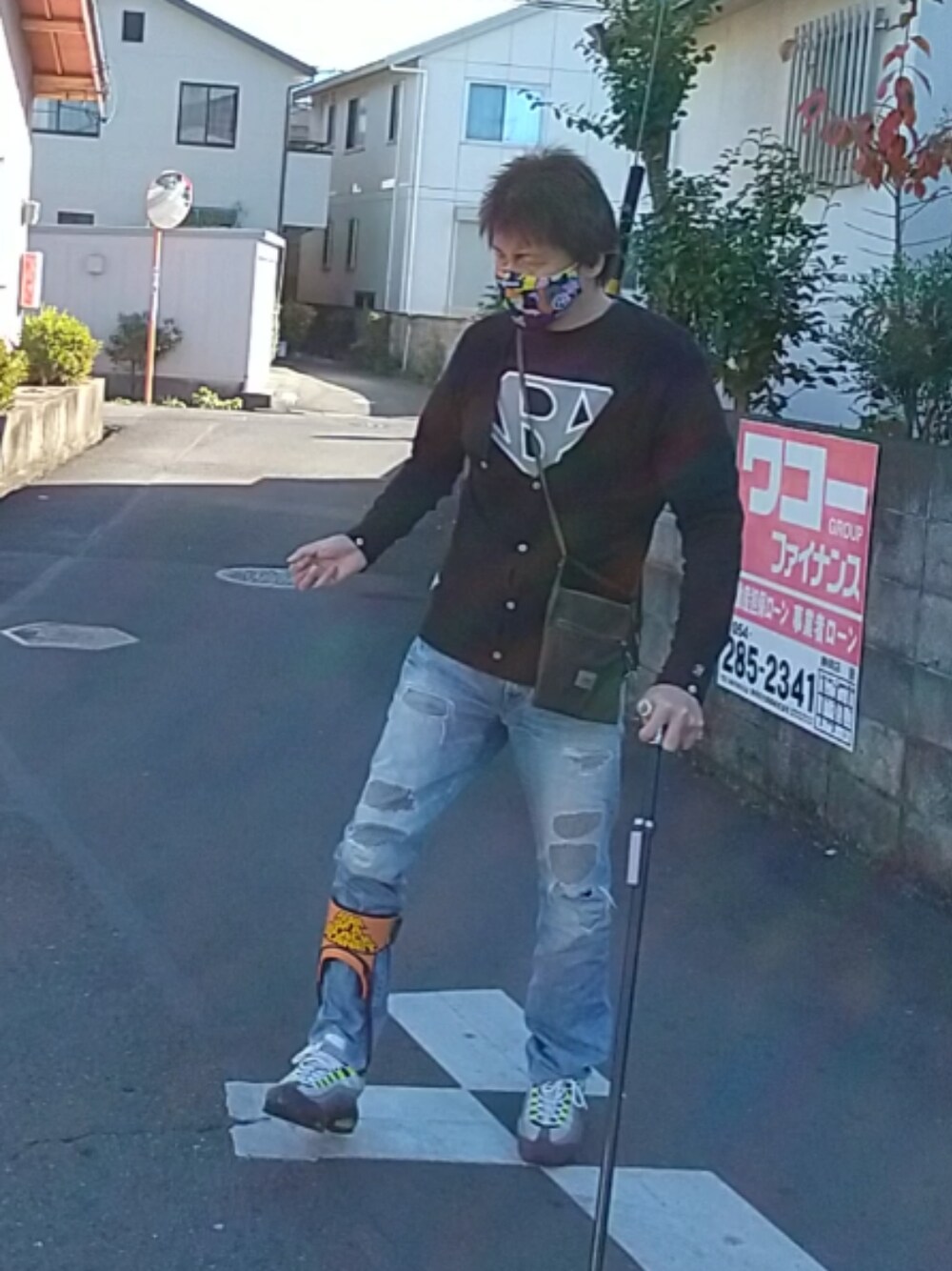 「ウォーキングスタイル」｜「A BATHING APEのアイテム（マスク、イエロー系）」を使った、🤘hiroyuki🤘さん（メンズ・181cm）の秋コーディネートの1枚目の写真