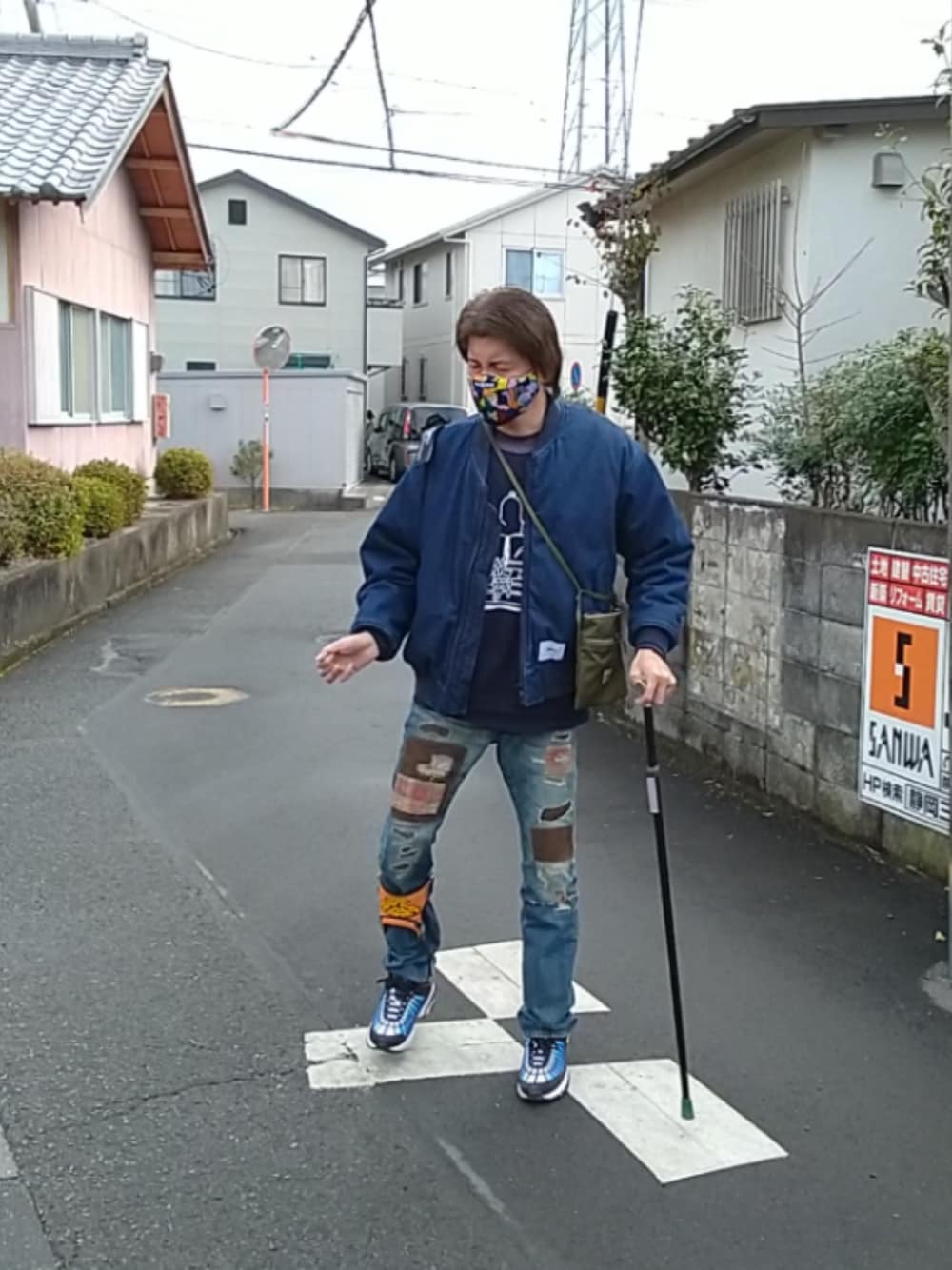 「ウォーキングスタイル」｜「HYSTERIC GLAMOURのCCR加工デニムストレートパンツ（デニムパンツ、ブルー系）」を使った、🤘hiroyuki🤘さん（メンズ・181cm）の冬コーディネートの1枚目の写真