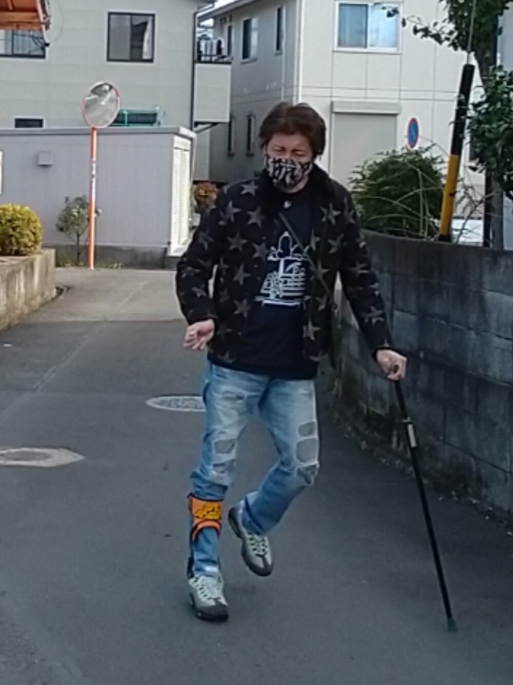 「ウォーキングスタイル」｜「A BATHING APEのとライバル柄（マスク、ベージュ系）」を使った、🤘hiroyuki🤘さん（メンズ・181cm）の冬コーディネートの1枚目の写真