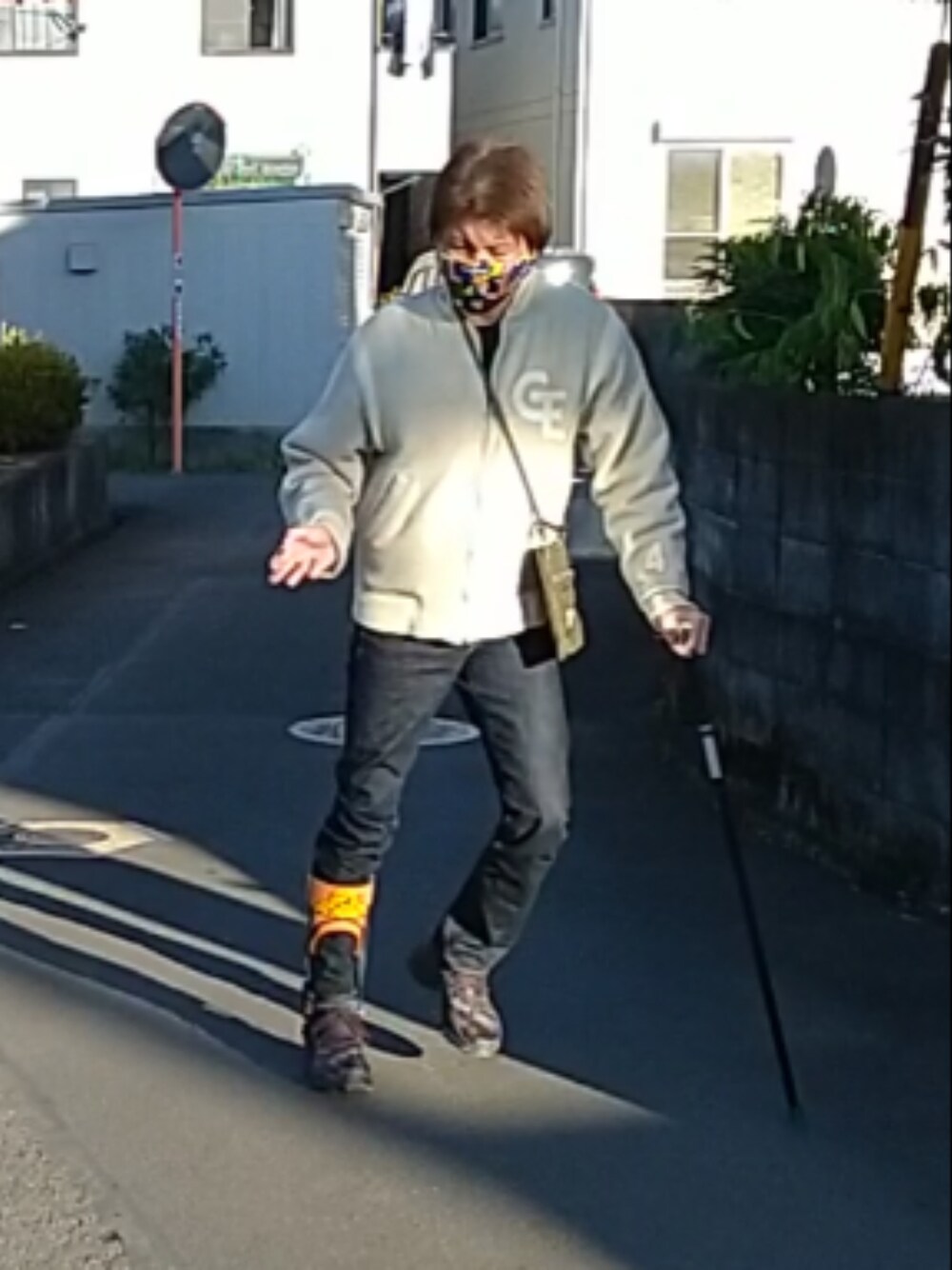 「ウォーキングスタイル」｜「A BATHING APEのアイテム（マスク、イエロー系）」を使った、🤘hiroyuki🤘さん（メンズ・181cm）の冬コーディネートの1枚目の写真