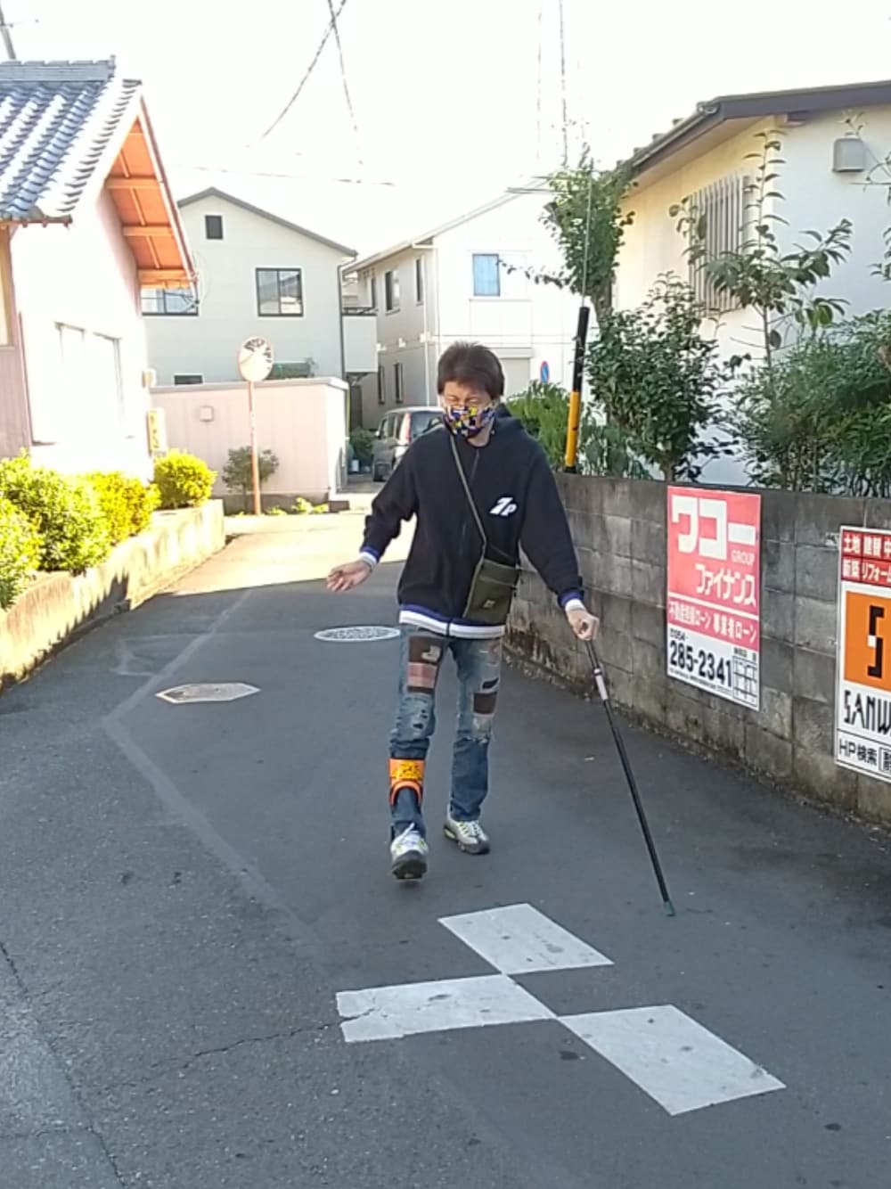 「ウォーキングスタイル」｜「A BATHING APEのアイテム（マスク、イエロー系）」を使った、🤘hiroyuki🤘さん（メンズ・181cm）の秋コーディネートの1枚目の写真