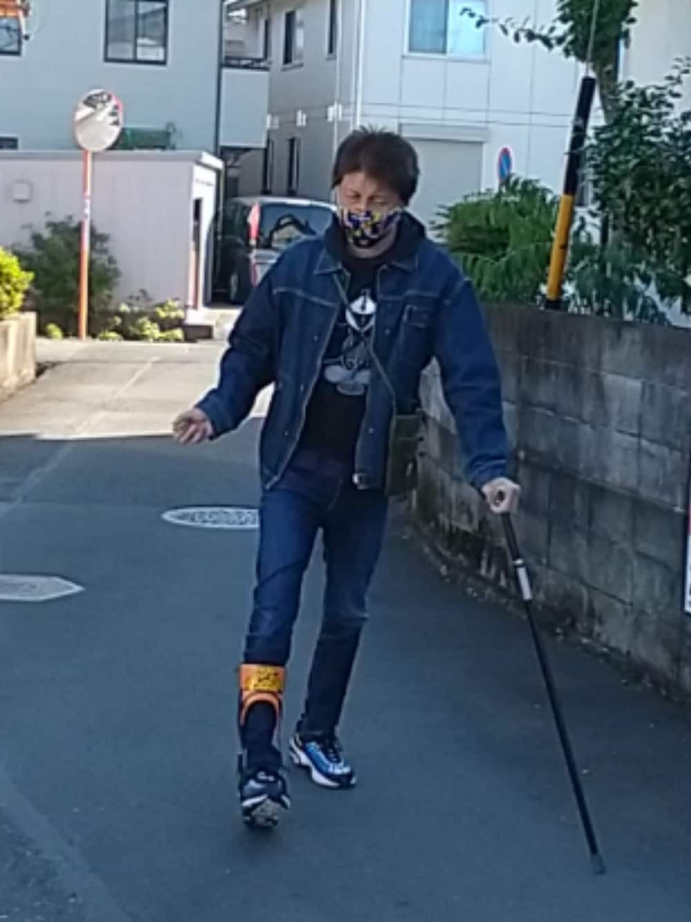 「ウォーキングスタイル」｜「A BATHING APEのアイテム（マスク、イエロー系）」を使った、🤘hiroyuki🤘さん（メンズ・181cm）の秋コーディネートの1枚目の写真