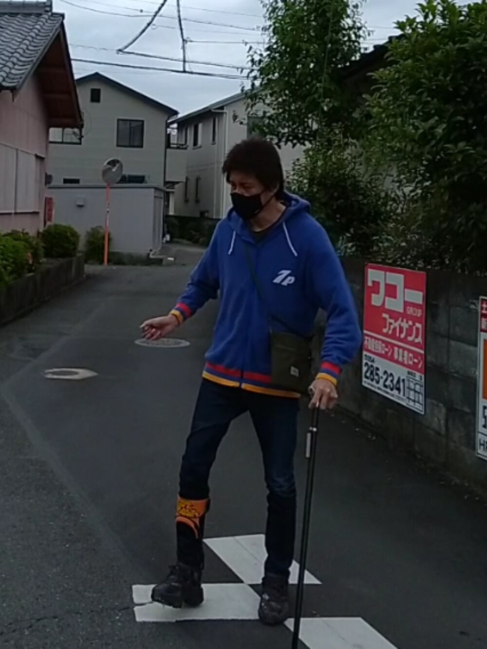 「ウォーキングスタイル」｜「NEIGHBORHOODのアイテム（マスク、ブルー系）」を使った、🤘hiroyuki🤘さん（メンズ・181cm）の春コーディネートの1枚目の写真
