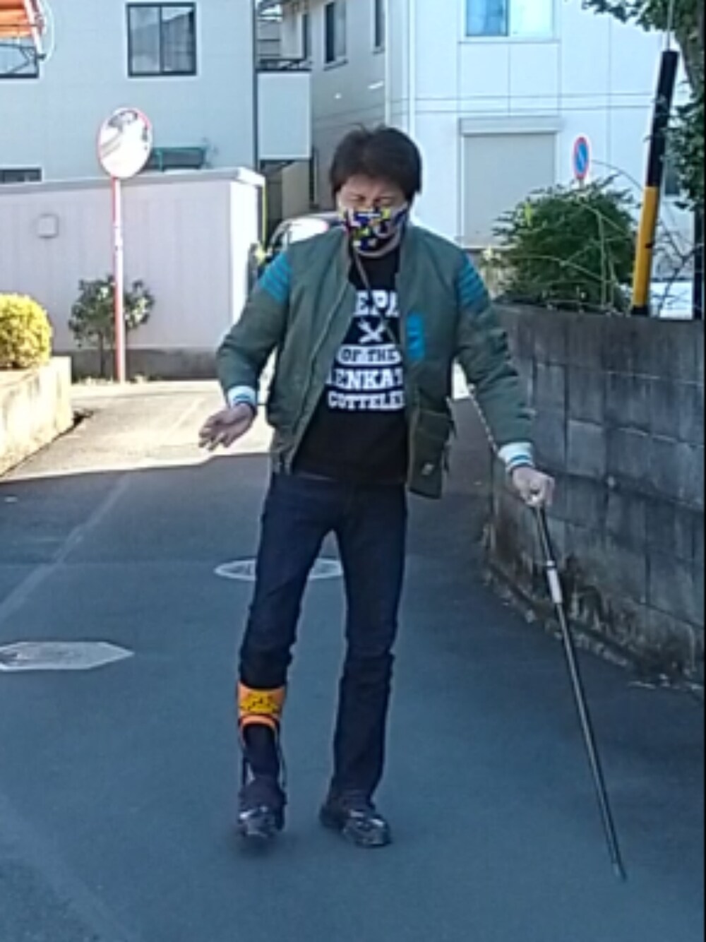 「ウォーキングスタイル」｜「A BATHING APEのアイテム（マスク、イエロー系）」を使った、🤘hiroyuki🤘さん（メンズ・181cm）の冬コーディネートの1枚目の写真