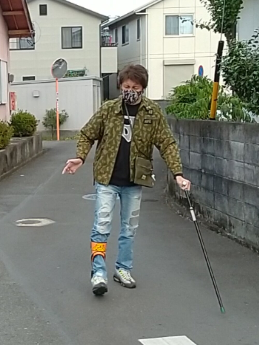 「ウォーキングスタイル」｜「A BATHING APEのとライバル柄（マスク、ベージュ系）」を使った、🤘hiroyuki🤘さん（メンズ・181cm）の秋コーディネートの1枚目の写真
