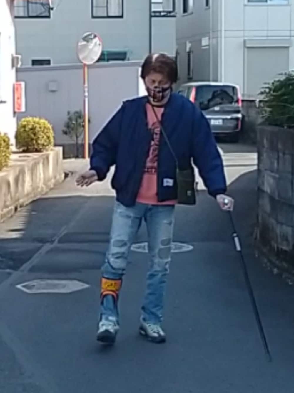 「ウォーキングスタイル」｜「A BATHING APEのアイテム（マスク、ブラウン系）」を使った、🤘hiroyuki🤘さん（メンズ・181cm）の冬コーディネートの1枚目の写真