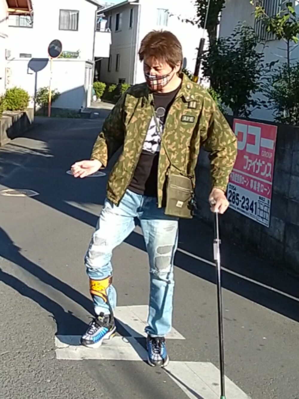 「ウォーキングスタイル」｜「A BATHING APEのアイテム（マスク、ブラウン系）」を使った、🤘hiroyuki🤘さん（メンズ・181cm）の秋コーディネートの1枚目の写真