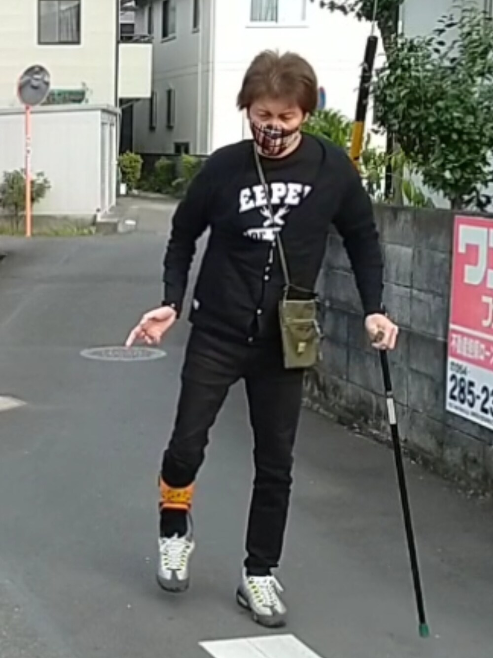 「ウォーキングスタイル」｜「A BATHING APEのアイテム（マスク、ブラウン系）」を使った、🤘hiroyuki🤘さん（メンズ・181cm）の冬コーディネートの1枚目の写真