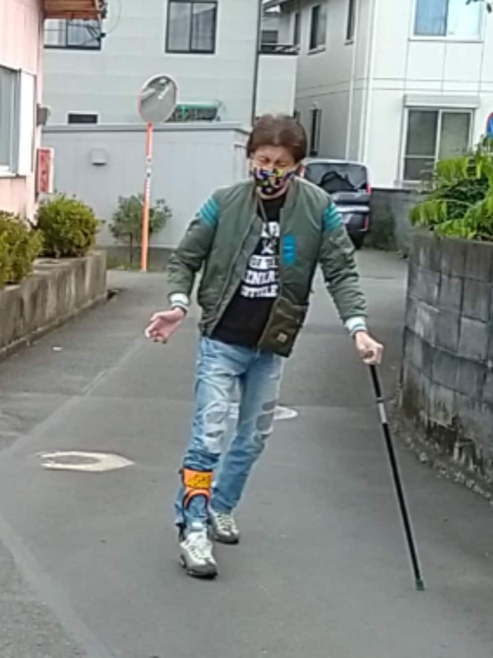 「ウォーキングスタイル」｜「A BATHING APEのアイテム（マスク、イエロー系）」を使った、🤘hiroyuki🤘さん（メンズ・181cm）の冬コーディネートの1枚目の写真