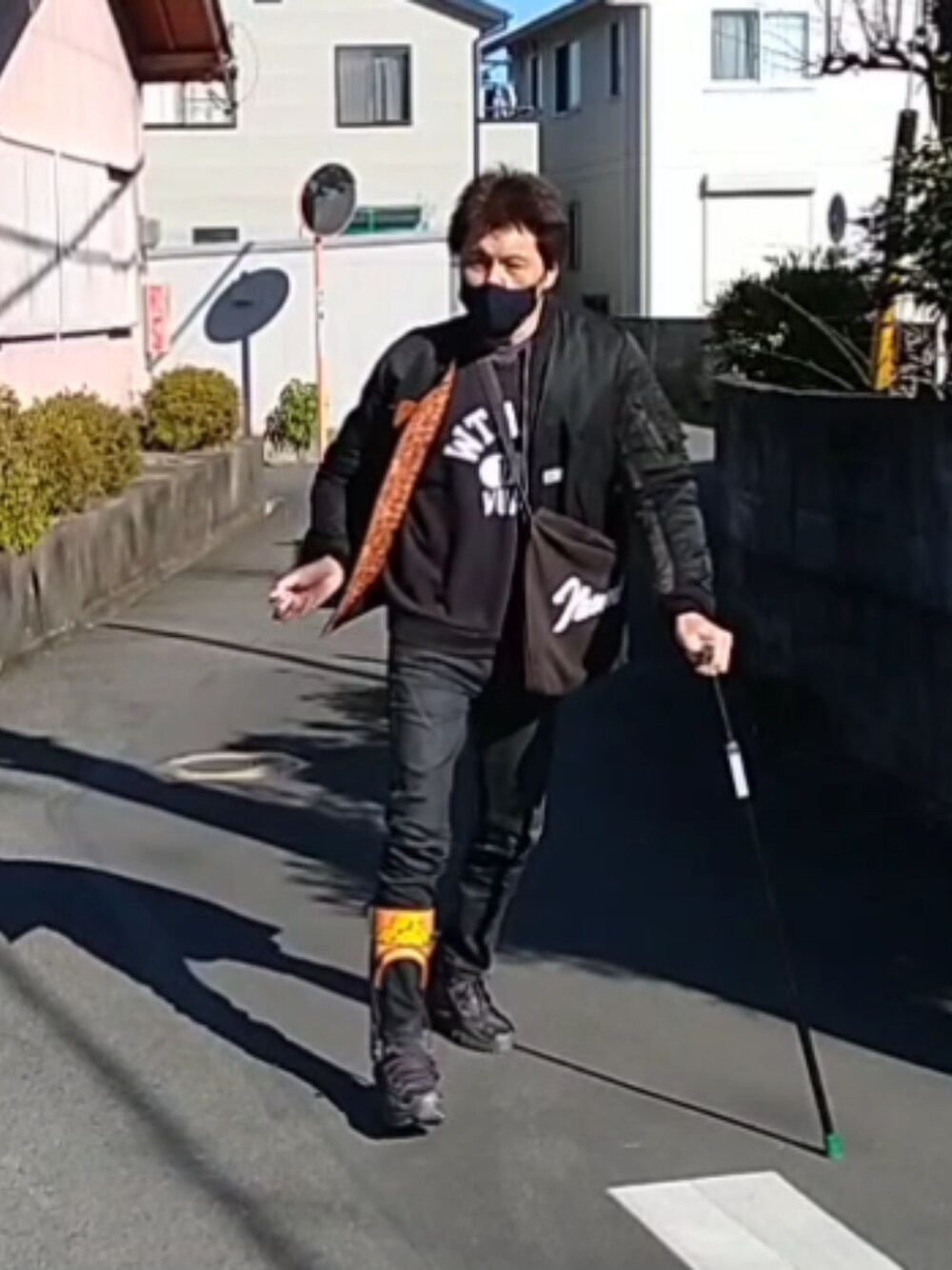「ウォーキングスタイル」｜「NEIGHBORHOODのアイテム（マスク、ブルー系）」を使った、🤘hiroyuki🤘さん（メンズ・181cm）の冬コーディネートの1枚目の写真