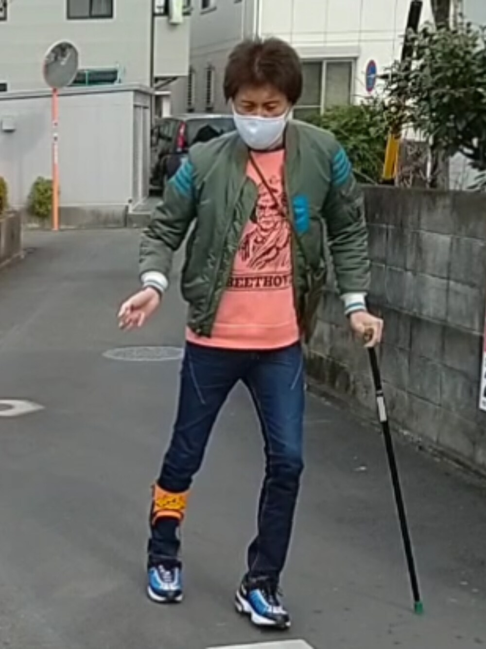 「ウォーキングスタイル」｜「WTAPSのダブルタップス（マスク、ホワイト系）」を使った、🤘hiroyuki🤘さん（メンズ・181cm）の春コーディネートの1枚目の写真
