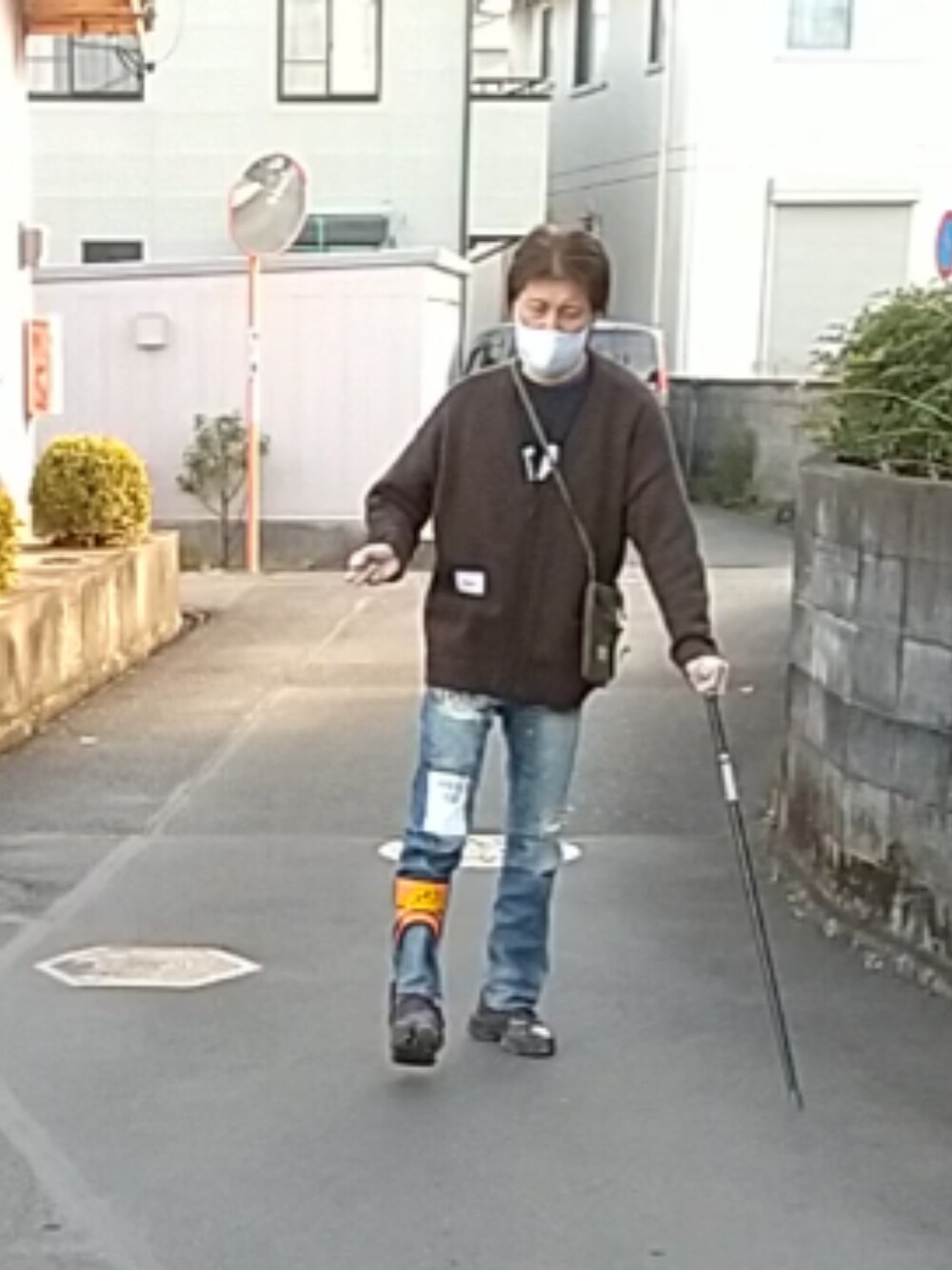 「ウォーキングスタイル」｜「WTAPSのアイテム（カーディガン/ボレロ、ブラウン系）」を使った、🤘hiroyuki🤘さん（メンズ・181cm）の冬コーディネートの1枚目の写真