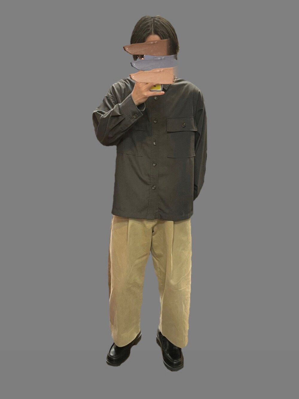 グレー系のシャツ/ブラウス、ベージュ系のその他パンツを着用したメンズの冬コーディネートの1枚目の写真