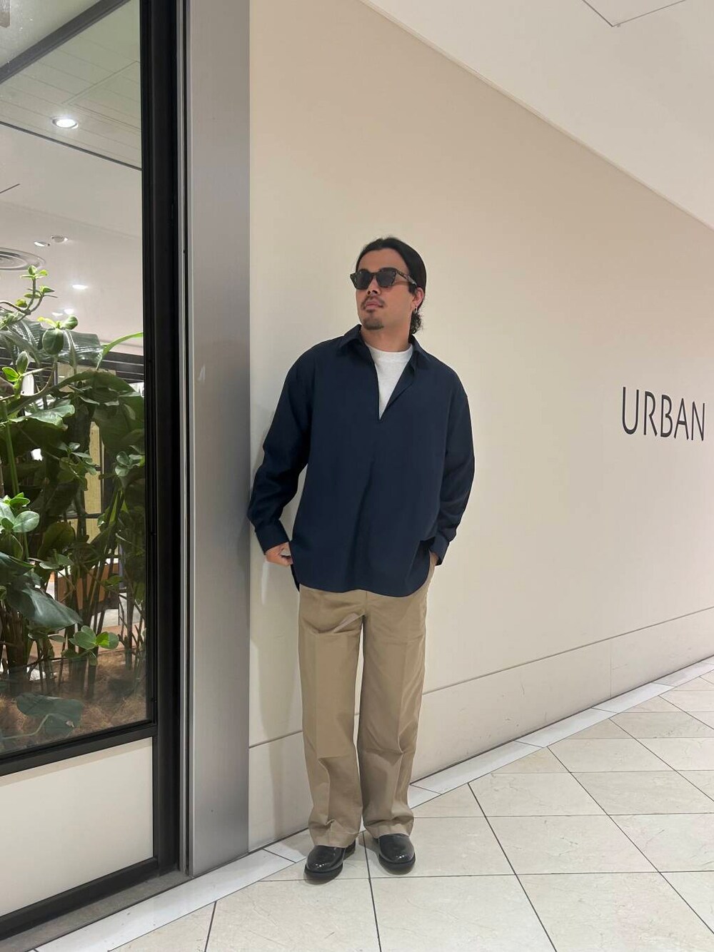 ブルー系のシャツ/ブラウス、ベージュ系のその他パンツ、ブラック系のドレスシューズを着用したメンズの夏コーディネートの1枚目の写真