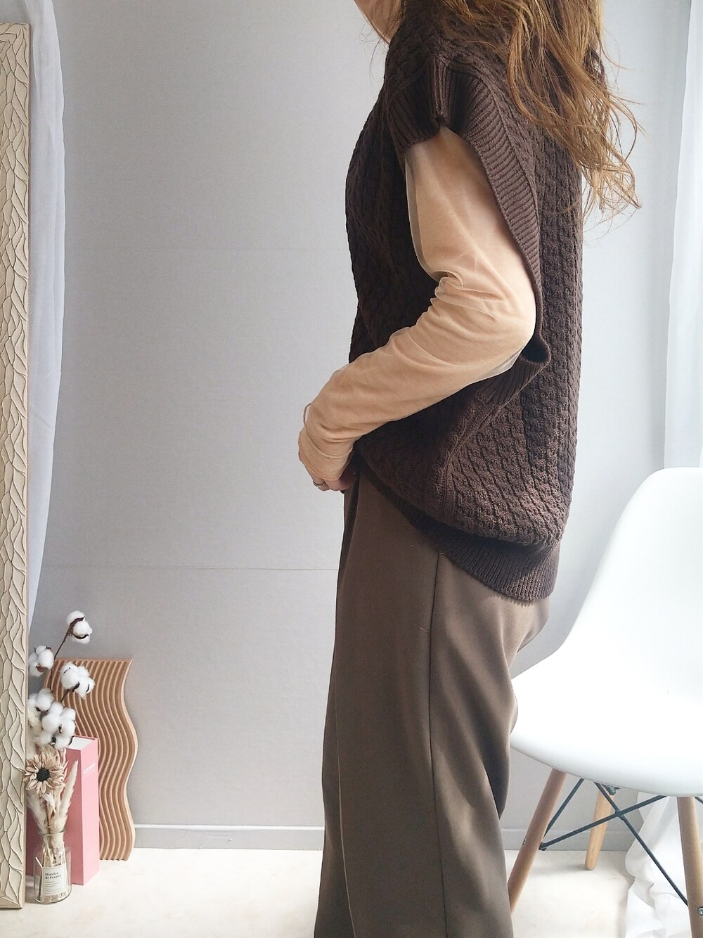 ブラウン系のベスト、イエロー系のショルダーバッグ、グレー系のスニーカーを着用したレディースの春コーディネートの3枚目の写真