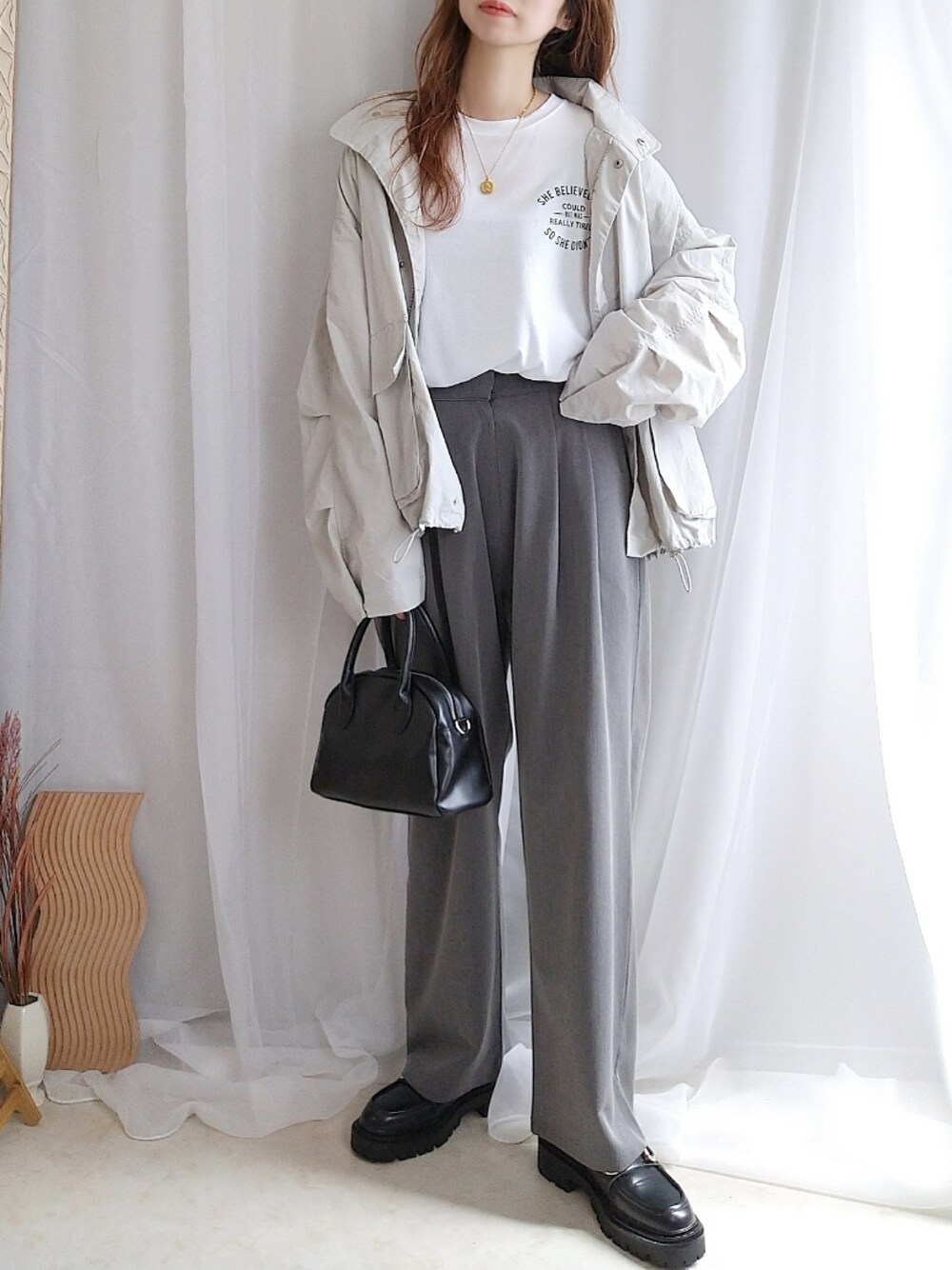 「モノトーン、モード、厚底シューズ、韓国ファッション、dholic、H&M、ミニバッグ、休日スタイル、秋服準備はじめました、オトナカジュアル、カラーパンツ、プチプラ、ボリューム袖、秋コーデ、ロンT」｜「DHOLICのレタリングアンバランスTシャツ・全3色（Tシャツ/カットソー、ホワイト系）」を使った、yu.さん（レディース・165cm）の秋コーディネートの1枚目の写真