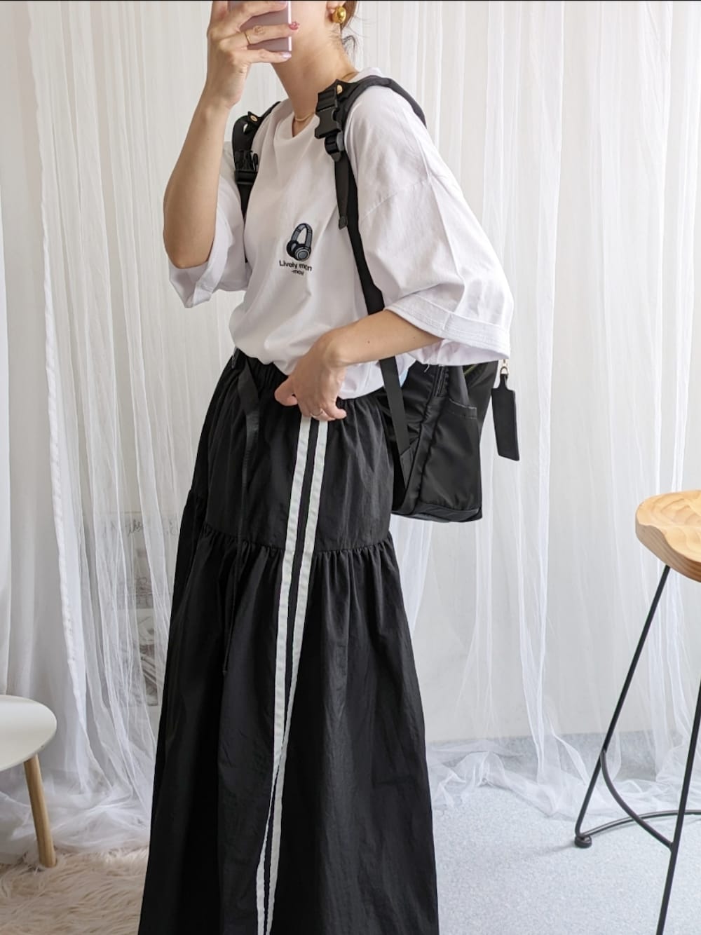 「夏コーデ、プチプラ、お出かけコーデ、モノトーン、ラインスカート、カーゴスカート、プリントT、リュック、ママコーデ、運動会、高身長コーデ、骨格ウェーブ」｜「ILL'Sの24SS 新柄追加 イラストバックプリント / ワンポイント刺繍 ビッグシルエット半袖Tシャツ カットソー ユニセックス【ILL'S】（Tシャツ/カットソー、ホワイト系）」を使った、yu.さん（骨格ウェーブ・レディース・165cm）の夏コーディネートの1枚目の写真