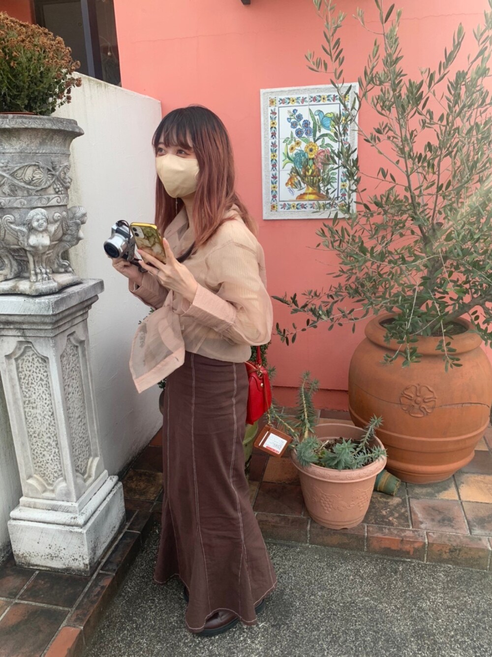 「オトナカジュアル、淡色コーデ、ootd、着回しコーデ、大人女子、シアートップス、ハイウエスト、ロングスカート、ベージュコーデ、ブラウンコーデ」｜「Chicoのシアーブロッキングシャツ/オーガンジーシャツ（シャツ/ブラウス、ピンク系）」を使った、yuk.さん（レディース・156cm）の春コーディネートの1枚目の写真
