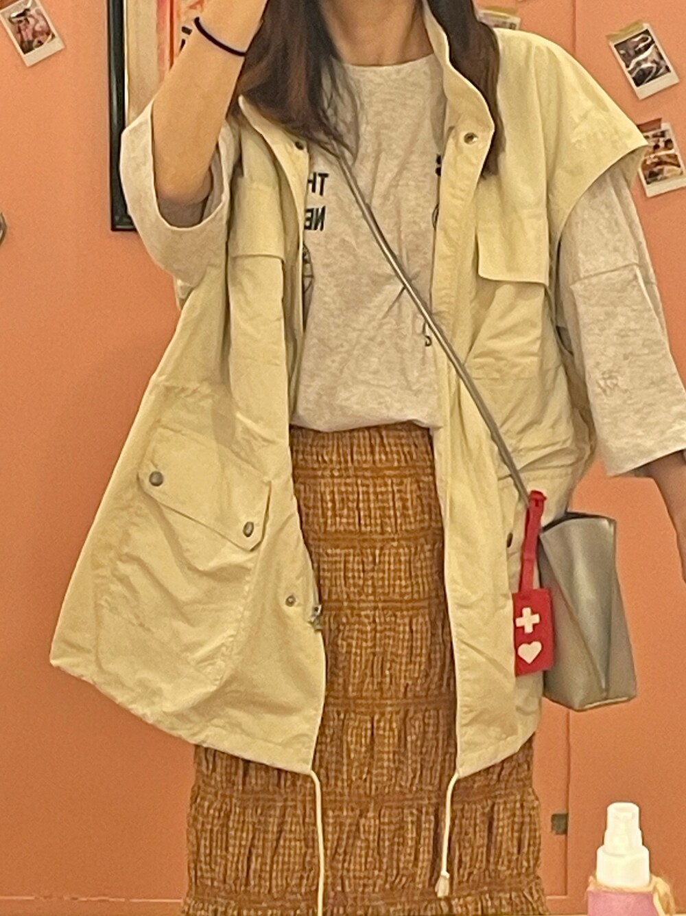 「ワントーンコーデ、今日のコーデ、楽チンコーデ、ベスト、カジュアルコーデ、スカートスタイル、夏コーデ、ミニバッグ」｜「w closetのアイテム（Tシャツ/カットソー、グレー系）」を使った、yuk.さん（レディース・156cm）の夏コーディネートの1枚目の写真