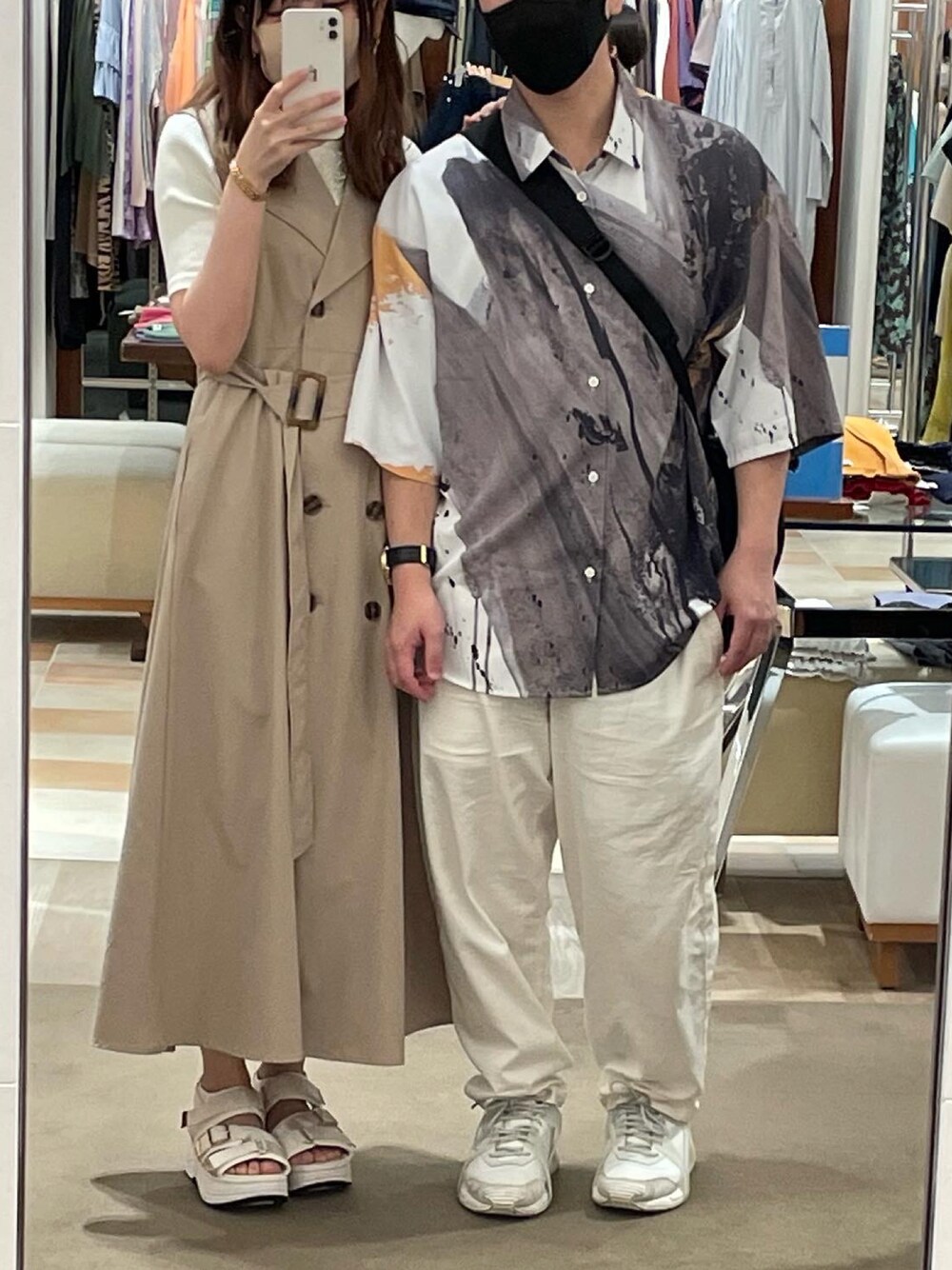 「デート、カップルコーデ、キレイめ、ワントーンコーデ、トレンチ、ベージュ、おでかけ」｜「INGNIのトレンチノースリ／ワンピース（ワンピース、ベージュ系）」を使った、yuk.さん（レディース・156cm）の夏コーディネートの1枚目の写真