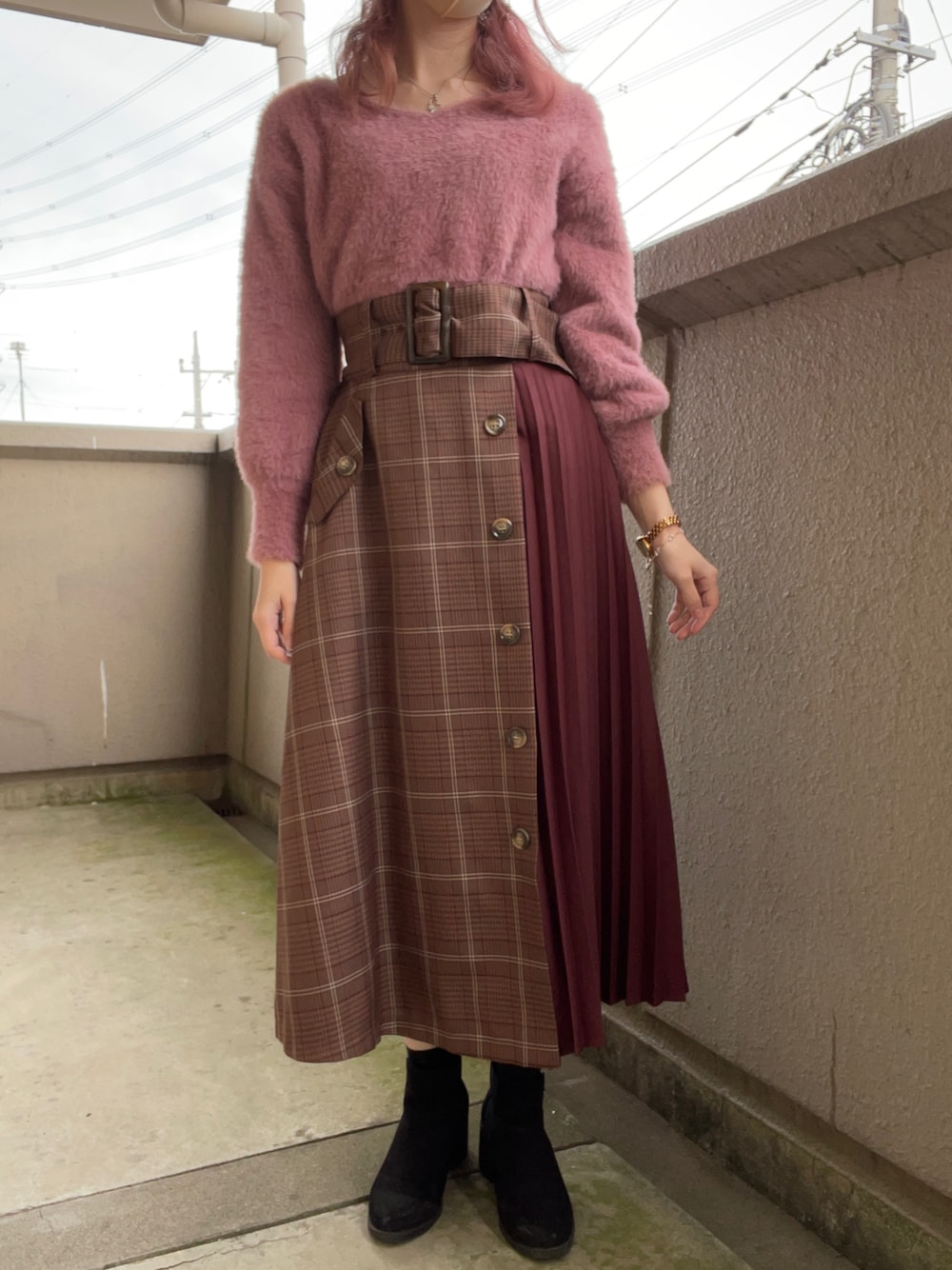「お洒落さんとつながりたい、秋のコーデ、チェック、ニット、ブラウン、ootd、サイドゴアブーツ」｜「one after another NICE CLAUPのふわふわニット（ニット/セーター、ピンク系）」を使った、yuk.さん（レディース・156cm）の冬コーディネートの1枚目の写真