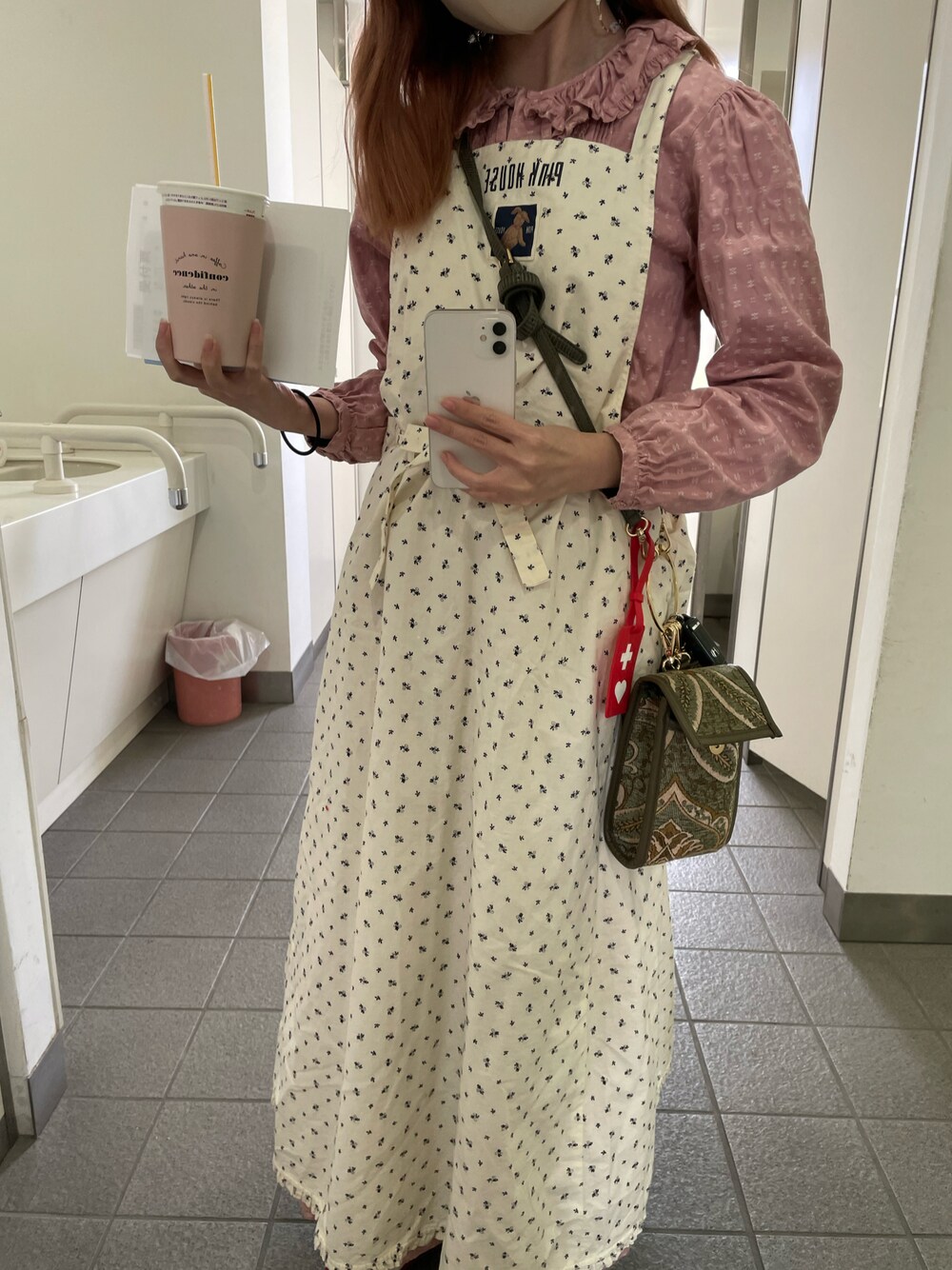「PINK HOUSE、エプロンワンピース、おしゃれさんと繋がりたい、今日のコーデ、ワンピーススタイル、いいね、save、フォローお願いします🤑、ootd、ピンクハウス、春コーデ、ピンクコーデ」｜「PINK HOUSEのアイテム（ワンピース/ドレス、ベージュ系）」を使った、yuk.さん（レディース・156cm）の春コーディネートの1枚目の写真