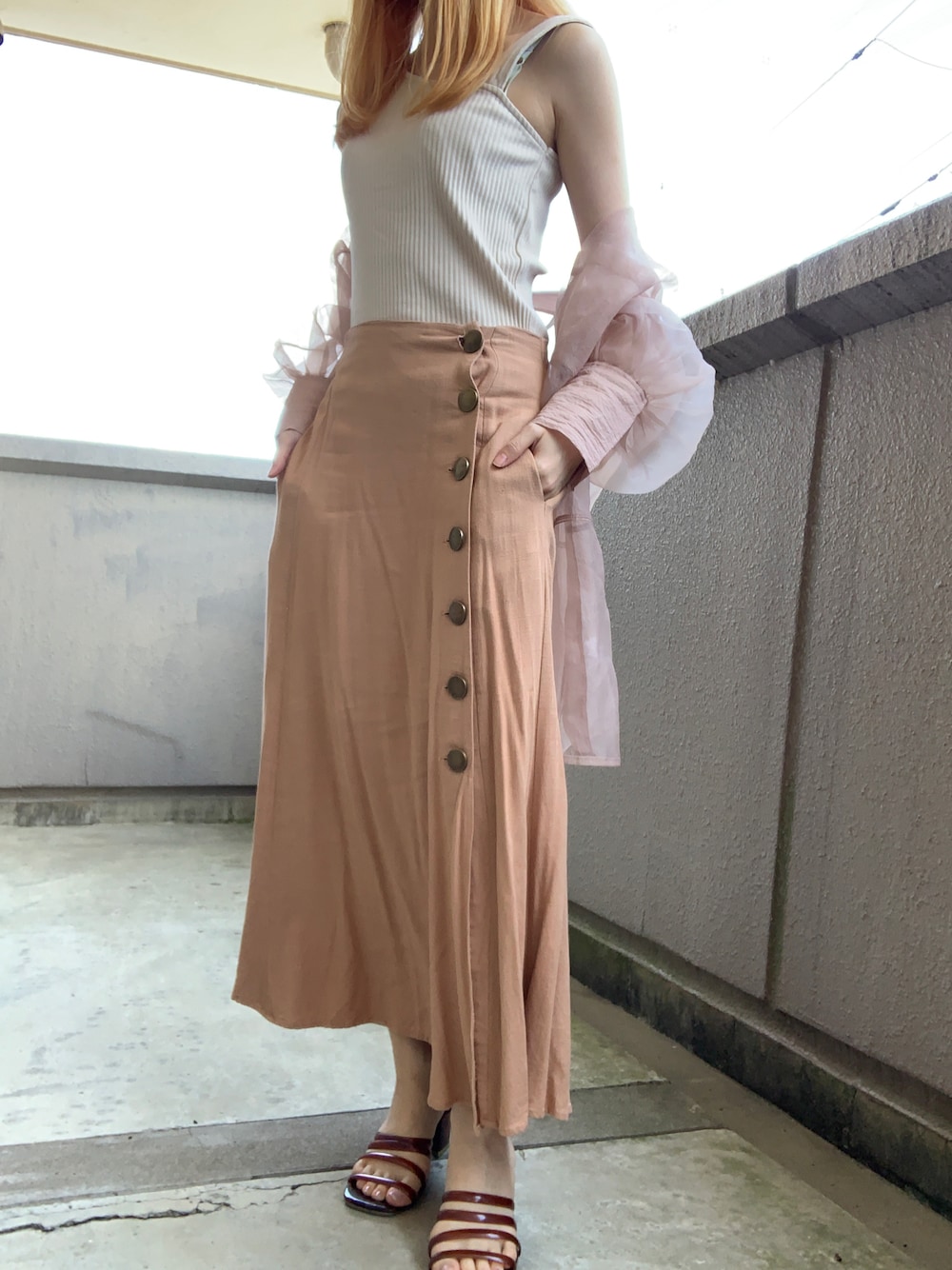 「シンプルコーデ、ベージュコーデ、お洒落さんとつながりたい、ootd、シースルー、夏コーデ、コーデ記録」｜「Chicoのレザーロープチャンキー（サンダル、ブラウン系）」を使った、yuk.さん（レディース・156cm）の冬コーディネートの1枚目の写真