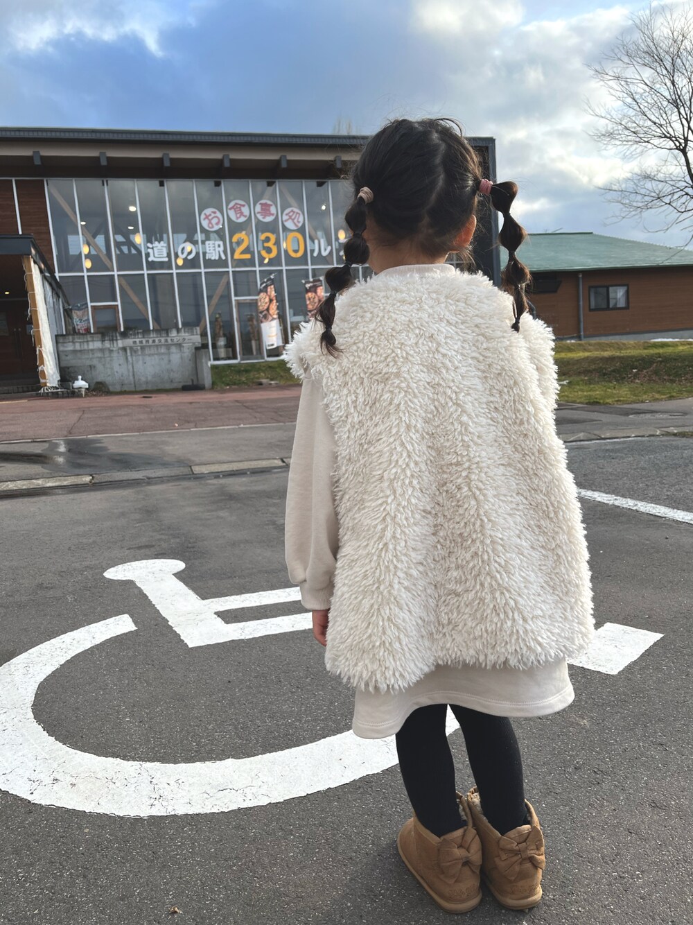 「休日コーデ、秋のコーデ、おしゃれさんと繋がりたい、いいね、save、フォローお願いします🤑、ベスト、おそろいコーデ、おそろコーデ、姉妹コーデ、姉妹オソロ、姉妹リンク、姉妹お揃いコーデ、家族旅行、GUコーデ、GU」｜「UNIQLOのGIRLS リブメロウレギンス（9分丈）（レギンス/スパッツ、ブラック系）」を使った、reeinnさん（レディース・158cm）の秋コーディネートの1枚目の写真