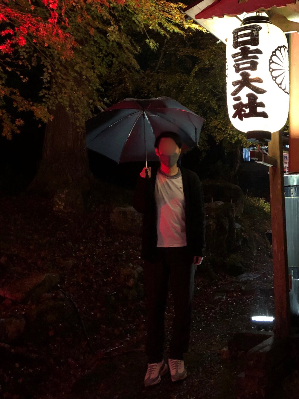 「メンズファッション、秋のコーデ、シンプルスタイル、オーバーサイズ、ブラック、きれいめカジュアル、スニーカー、スラックス、カジュアルコーデ、秋服、低身長コーデ、雨の日コーデ、シンプルコーデ、紅葉、日吉大社」｜「DISCOATの【WEB限定】モヘアライクブラッシングカーディガン（カーディガン/ボレロ、ブラック系）」を使った、asamiさん（メンズ・170cm）の秋コーディネートの1枚目の写真