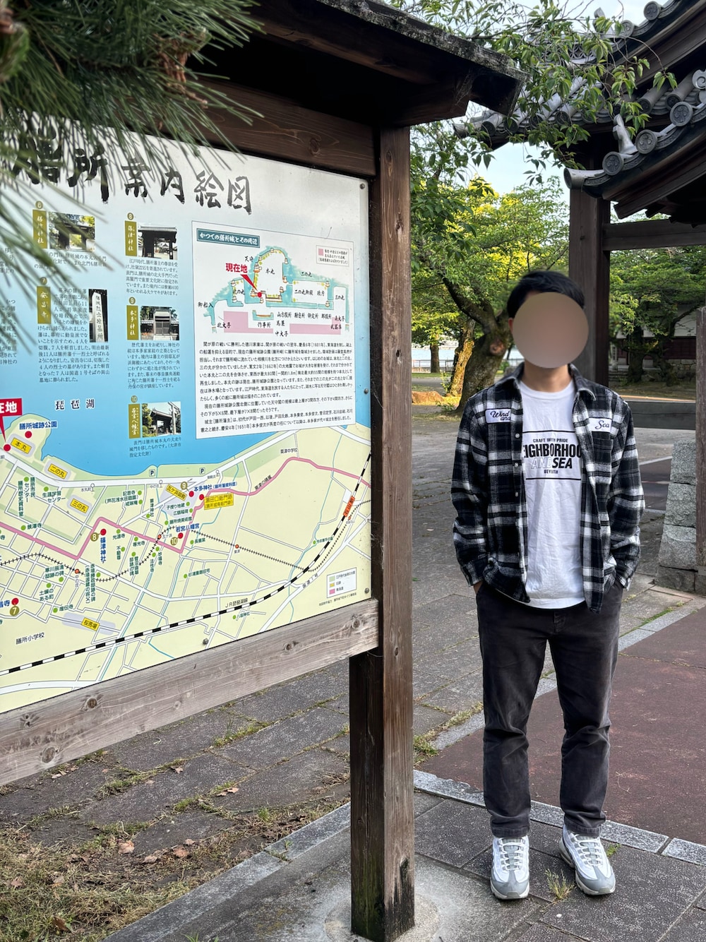 「シンプルコーデ、今日のコーデ、大人カジュアル、春夏コーデ、休日スタイル、低身長コーデ、モノトーン、白Tシャツ、黒、チェックシャツ、きれいめカジュアル、シンプル、白スニーカー、白シャツ、膳所公園」｜「WIND AND SEAのアイテム（シャツ/ブラウス、ブラック系）」を使った、asamiさん（メンズ・170cm）の春コーディネートの1枚目の写真