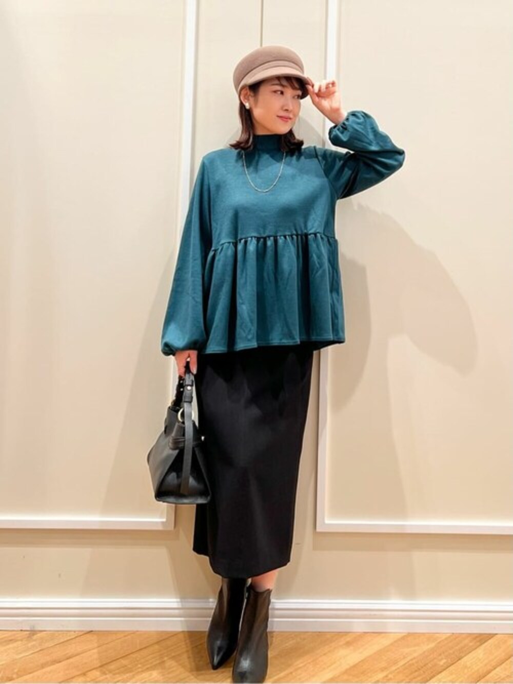 「タイトスカート、ショートブーツ、ボウタイブラウス、大人フェミニン、マリンハット、Rebecca、ラトータリテ、LORISTELLA、LaTotalite、CORSO ROMA9」｜「La TOTALITEのジャージボウタイブラウス（シャツ/ブラウス、グリーン系）」を使った、uniさん（レディース・160cm）の冬コーディネートの1枚目の写真