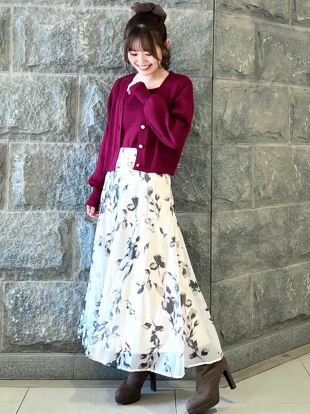 レッド系のワンピースを着用したレディースの秋コーディネートの1枚目の写真