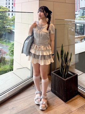 「MAJESTIC LEGON（マジェスティックレゴン）のジェリーソールスポサン（サンダル、グレー系）」を使った、れいなさん（レディース・156cm）の春コーディネート