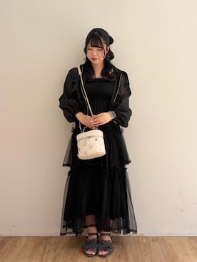 「MAJESTIC LEGON（マジェスティックレゴン）のシアーフリルサンダル（サンダル、グレー系）」を使った、れいなさん（レディース・156cm）の夏コーディネート