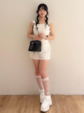 「MAJESTIC LEGON（マジェスティックレゴン）のロゴビジュー厚底スニーカー（スニーカー、ホワイト系）」を使った、れいなさん（レディース・156cm）の夏コーディネート