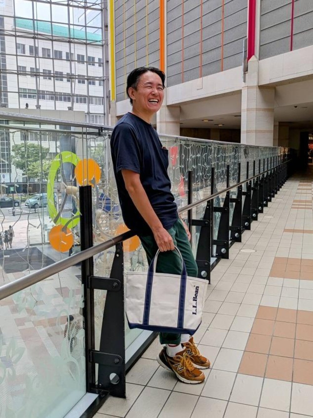 ブルー系のTシャツ/カットソーを着用したメンズの夏コーディネートの1枚目の写真