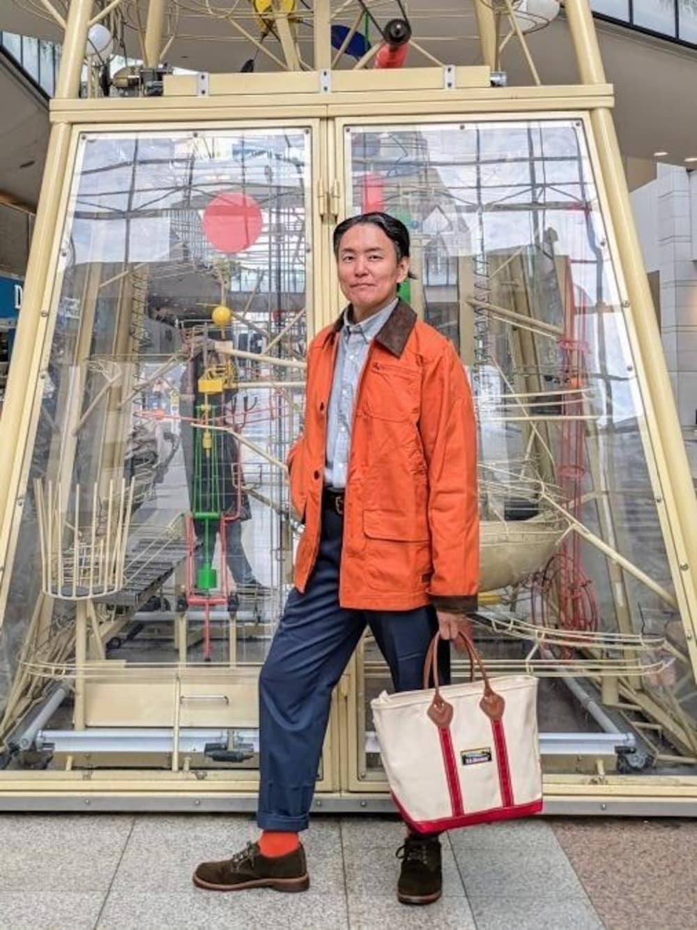 ブルー系のチノパンツを着用したメンズの秋コーディネートの1枚目の写真