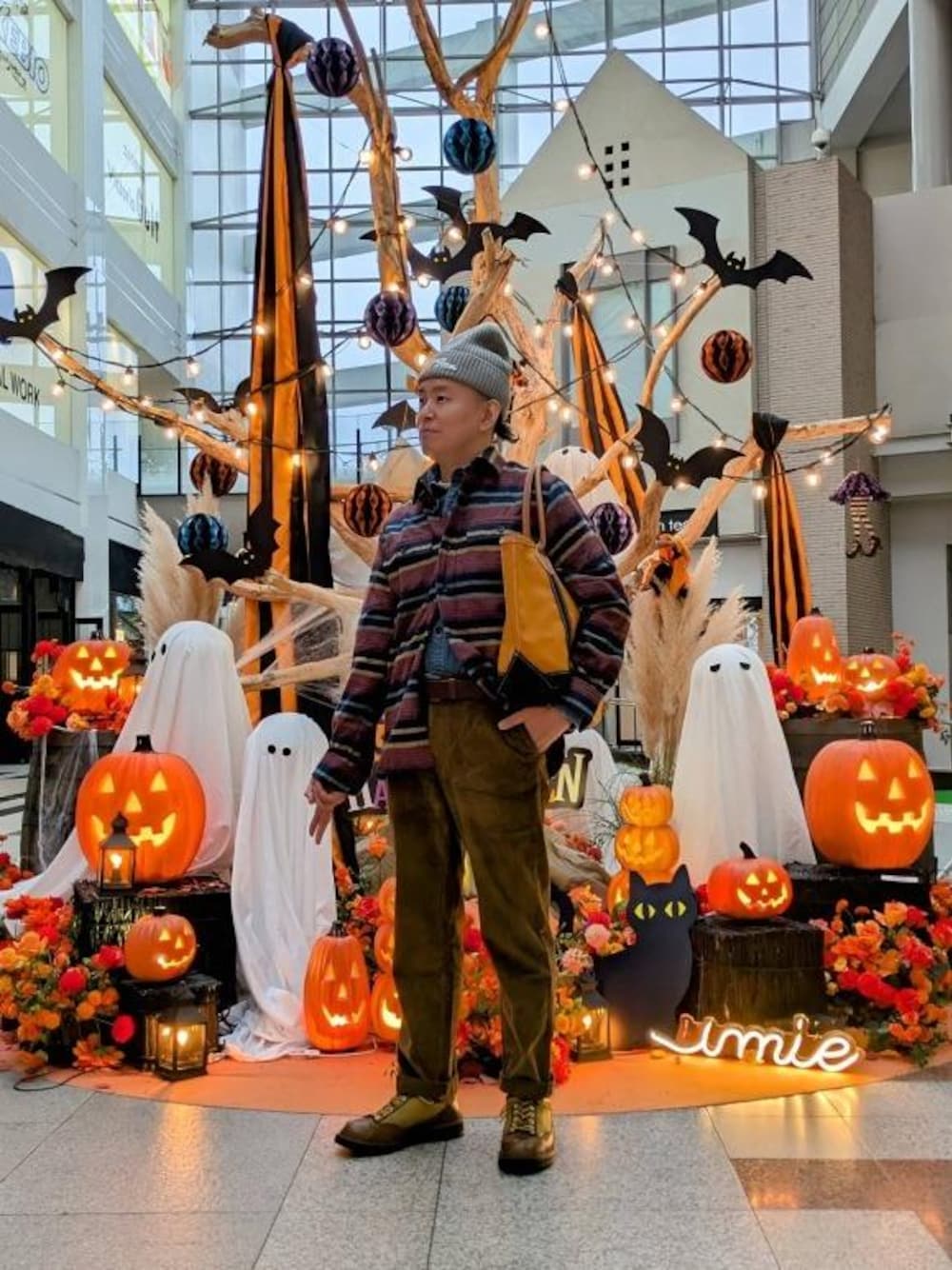 ブルー系のシャツ/ブラウス、ブルー系のシャツ/ブラウス、グレー系のニットキャップ/ビーニーを着用したメンズの秋コーディネートの1枚目の写真