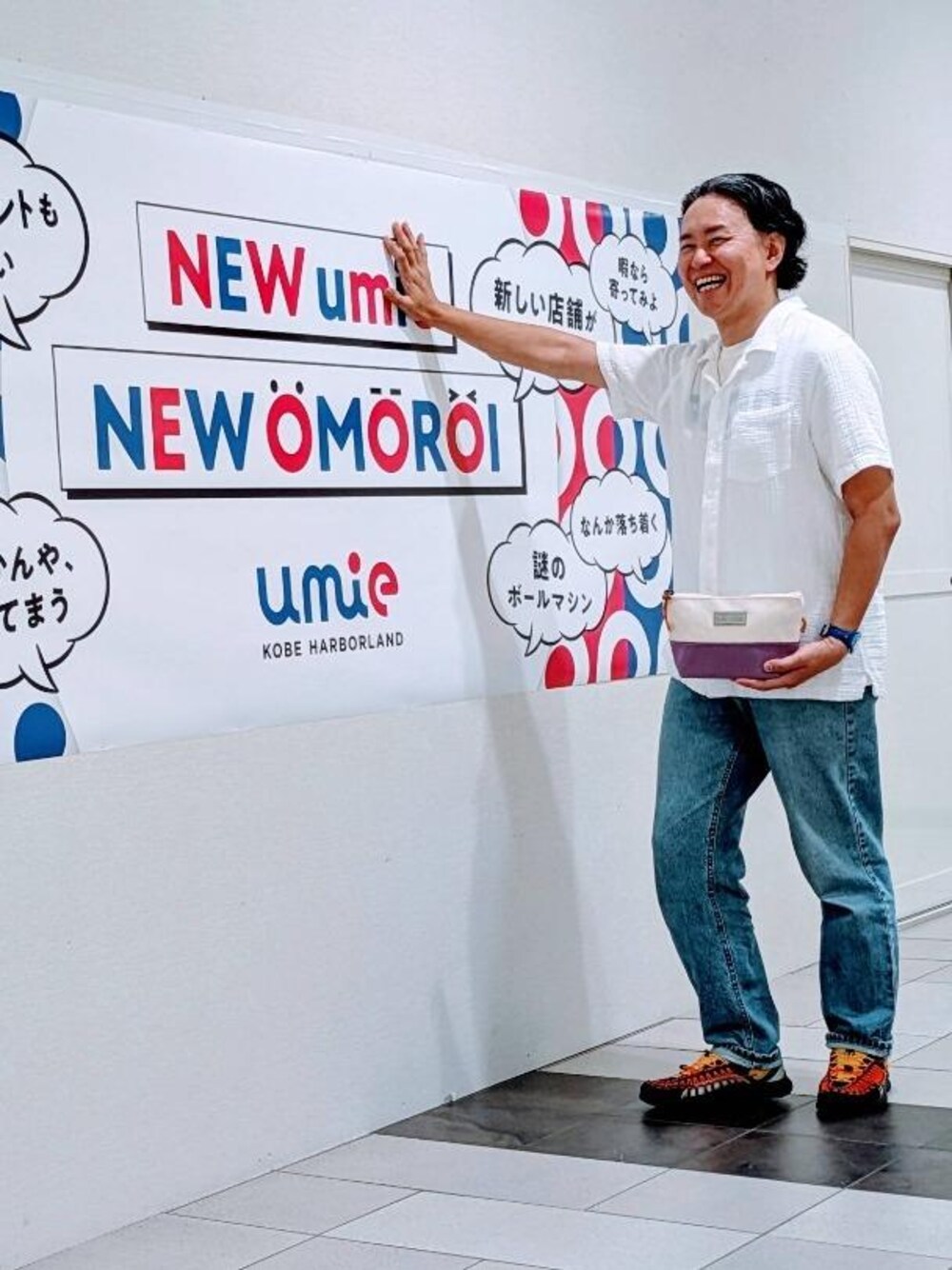 ブルー系のショルダーバッグ、ブラック系のシャツ/ブラウス、ブルー系のシャツ/ブラウスを着用したメンズの夏コーディネートの1枚目の写真