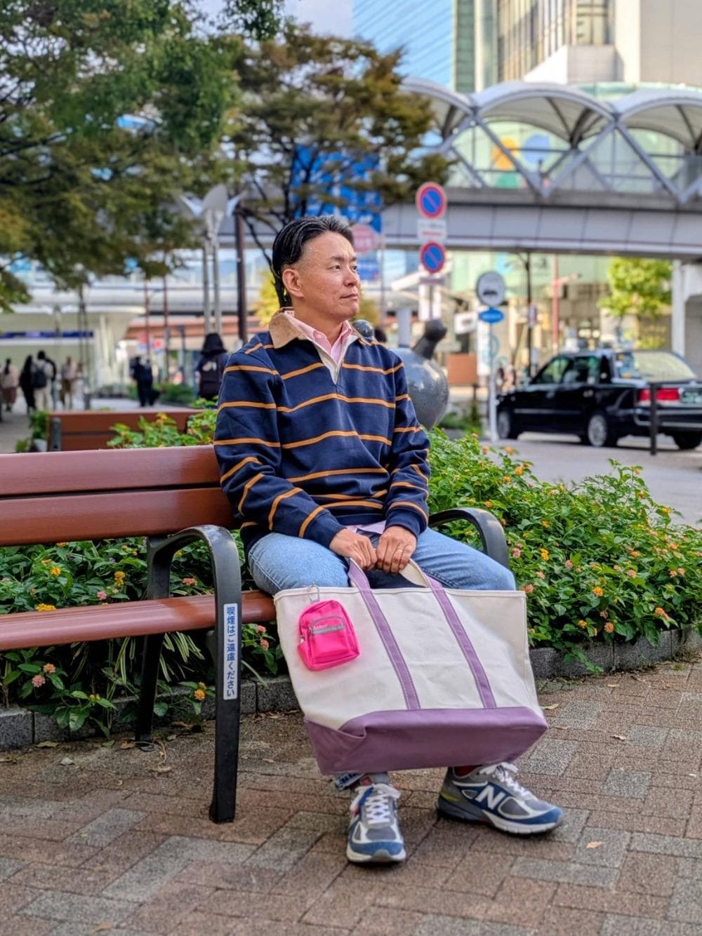 パープル系のトートバッグ、パープル系のキーホルダーを着用したメンズの秋コーディネートの1枚目の写真