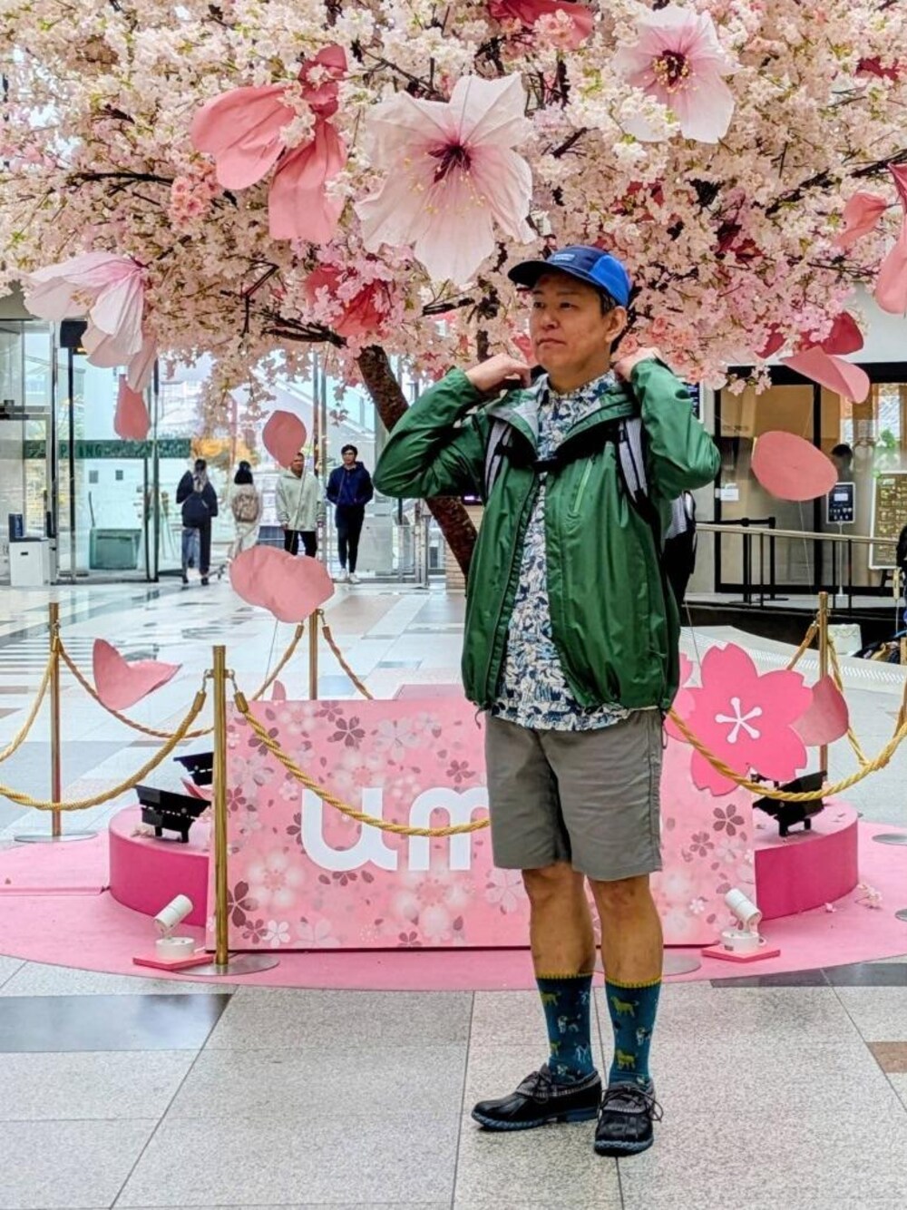 ホワイト系のTシャツ/カットソーを着用したメンズの春コーディネートの1枚目の写真