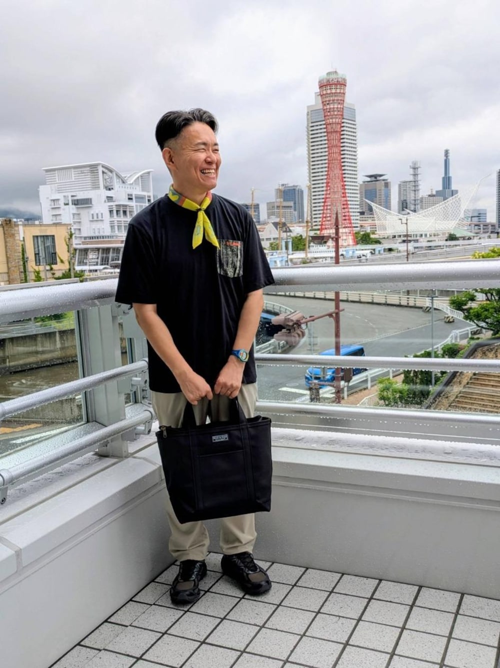 その他のトートバッグ、ブラック系のトートバッグ、ベージュ系のトートバッグを着用したメンズの夏コーディネートの1枚目の写真