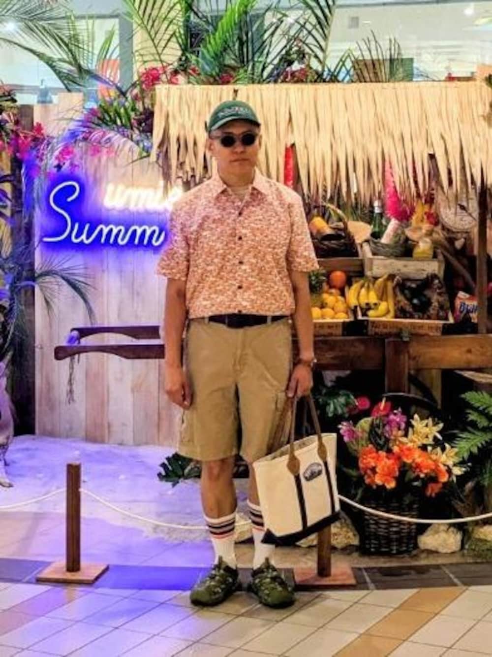 グリーン系のカーゴパンツ、オレンジ系のシャツ/ブラウス、ブルー系のシャツ/ブラウスを着用したメンズの夏コーディネートの1枚目の写真