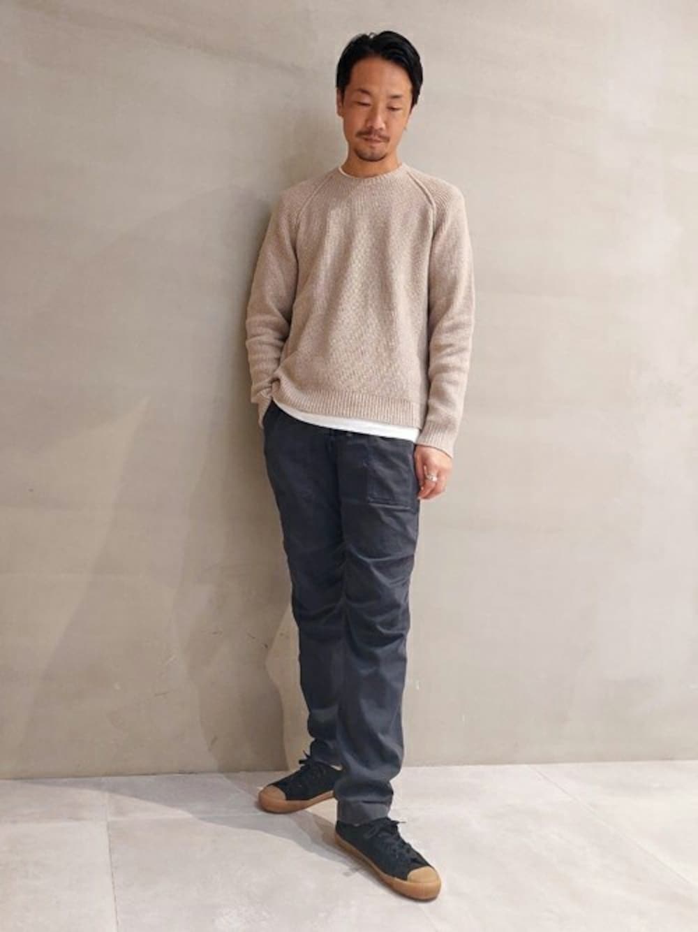 「ニット、カジュアル、ベージュ、ロンT、トゥモローランド、TOMORROWLAND、デイリーカジュアル、JAMES PERSE、サーマルニット、REPRODUCTION OF FOUND」｜「JAMES PERSEのサーマルクルーネックプルオーバー MSCM3514（ニット/セーター、ベージュ系）」を使った、Nishio_TOMORROWLANDさん（メンズ・183cm）の秋コーディネートの1枚目の写真